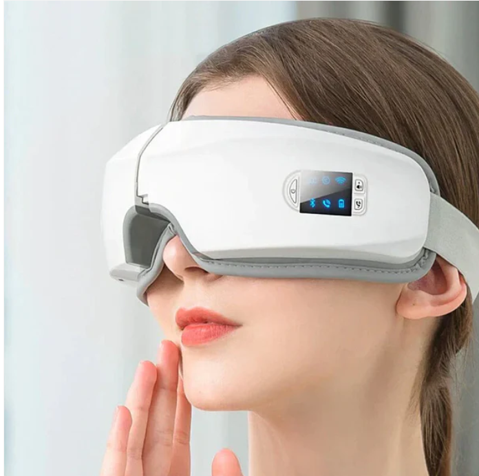 Person wearing the white Fifteen One eye massager